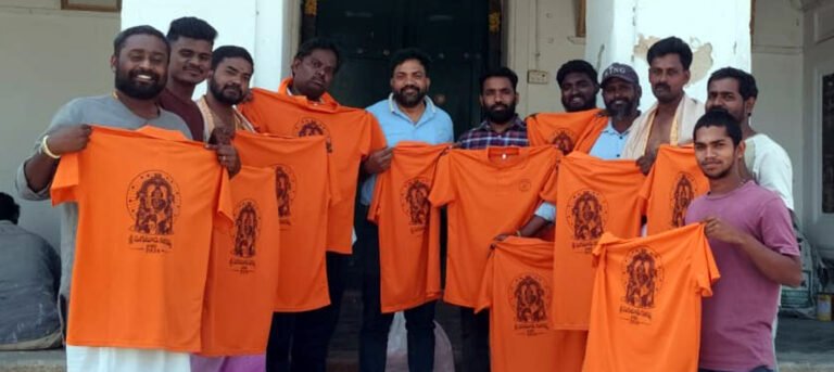 జాతరకు టీషర్టులు పంపిణీ