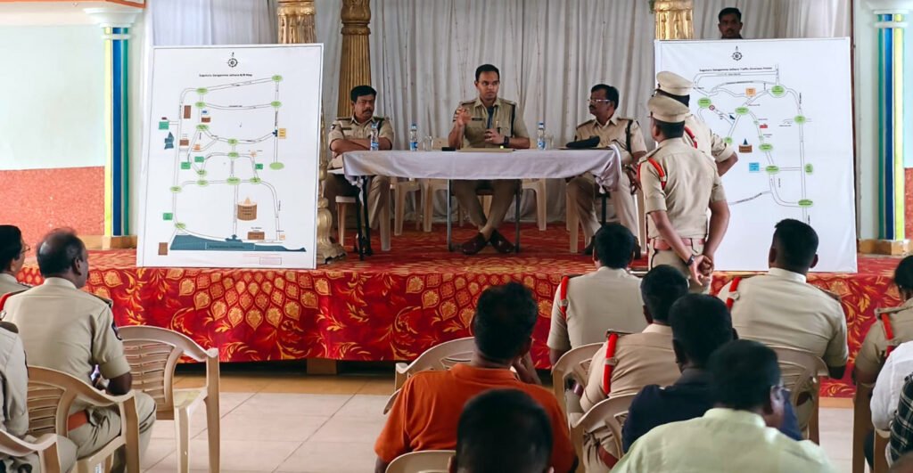 భక్తులతో మర్యాదగా మెలగాలి