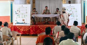 భక్తులతో మర్యాదగా మెలగాలి