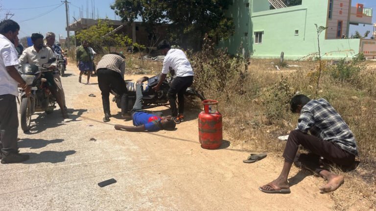 ద్విచక్రవాహనాన్ని ఢీకొన్న కారు