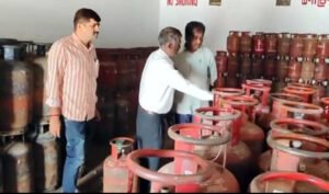 వంటగ్యాస్‌ గౌడౌను తనిఖీ