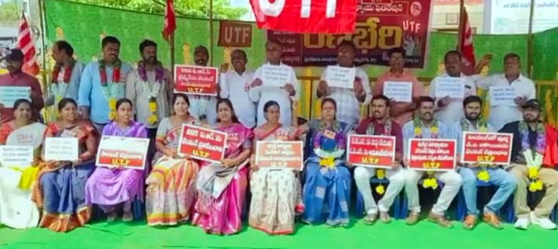 సమస్యలు పరిష్కరించాలని ఉపాధ్యాయుల దీక్షలు