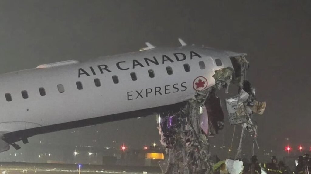 ల్యాండింగ్ సమయంలో ఫైర్ ట్రక్‌ను ఢీకొట్టిన విమానం.