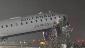 ల్యాండింగ్ సమయంలో ఫైర్ ట్రక్‌ను ఢీకొట్టిన విమానం.