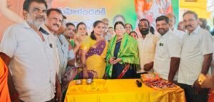 బొజ్జల బృందమ్మ కి మహిళా దినోత్సవశుభాకాంక్షలు తెలిపిన టైలర్స్ సంఘ నాయకులు