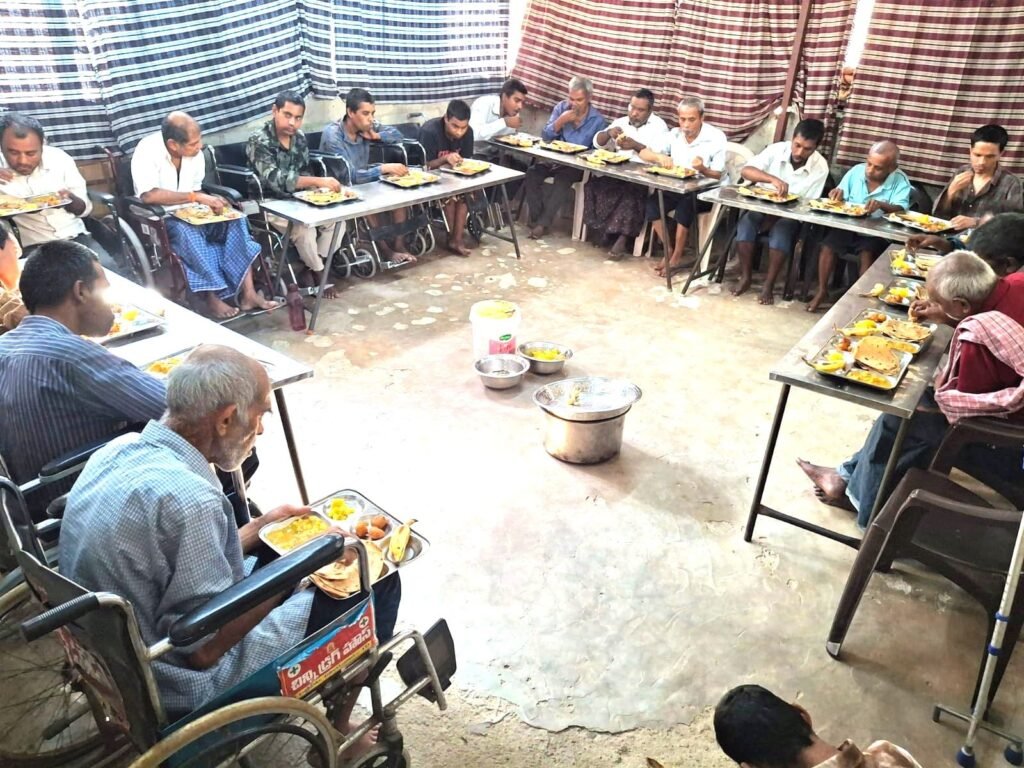 యువ నేస్తం అసోసియేషన్ ఆధ్వర్యంలో ఆదర్శ వృధా ఆశ్రమం లో అల్పాహారం