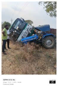 బి.కొత్తకోటలో ఆర్టీసీ బస్సు బోల్తా: ఓవర్‌టేక్ చేస్తూ ప్రమాదం