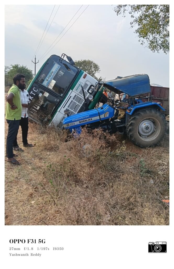 బి.కొత్తకోటలో ఆర్టీసీ బస్సు బోల్తా: ఓవర్‌టేక్ చేస్తూ ప్రమాదం