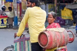 మళ్లీ లాక్‌డౌన్ భయం: గ్యాస్ కరవుతో వీధిన పడ్డ లక్షలాది మంది.. నిలిచిన ఉపాధి!