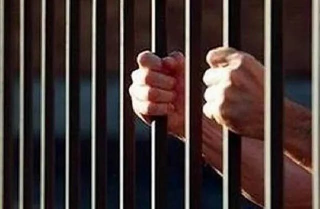 కోర్టుకు హాజరుకాని నిందితుల అరెస్టు