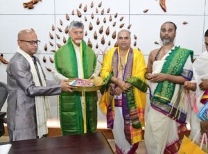 రాష్ట్ర ముఖ్యమంత్రికు శ్రీవారి తీర్థప్రసాదాలు