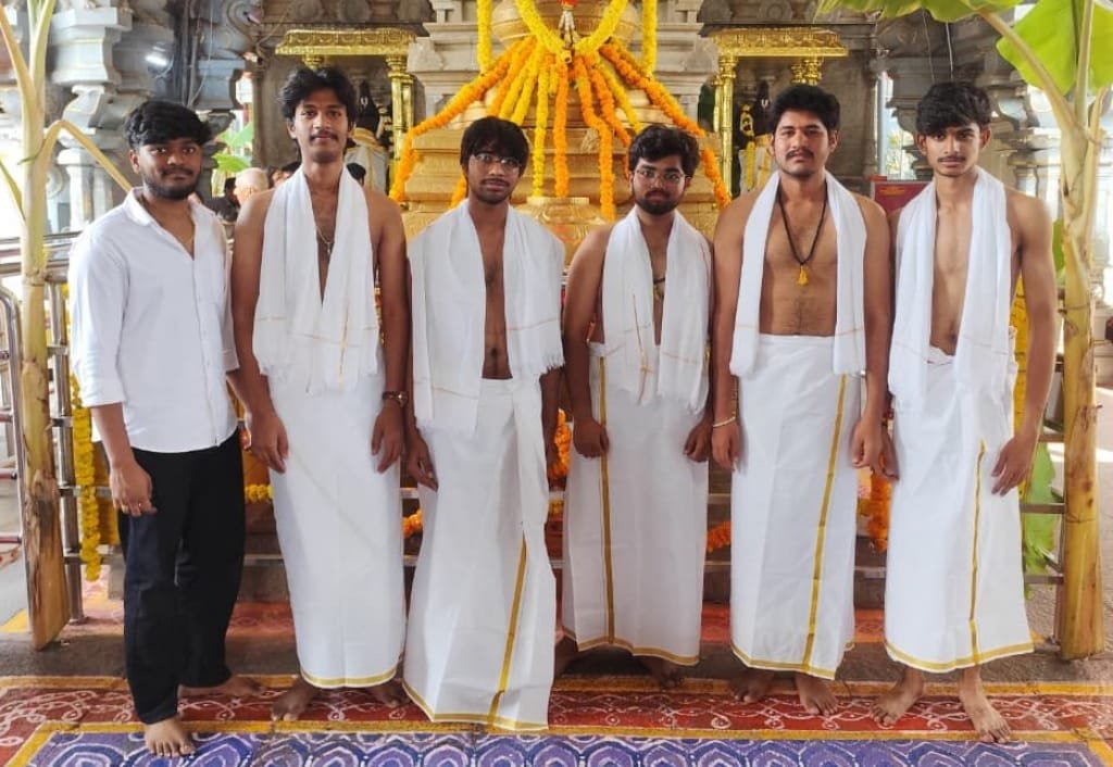 గోదావరిలో విషాదం.. 5 మంది బీటెక్ విద్యార్థులు గల్లంతు