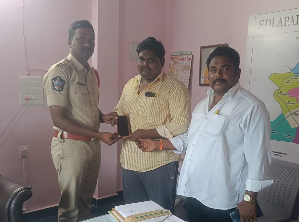 బాధితుడికి ఫోన్ అప్పగించిన ఎడ్లపాడు ఎస్ఐ టి శివరామకృష్ణ.