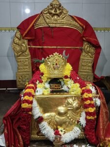 సువర్ణ కిరీటంలో భక్తులకు దర్శనం ఇచ్చిన కాశీ విశ్వేశ్వరుడు