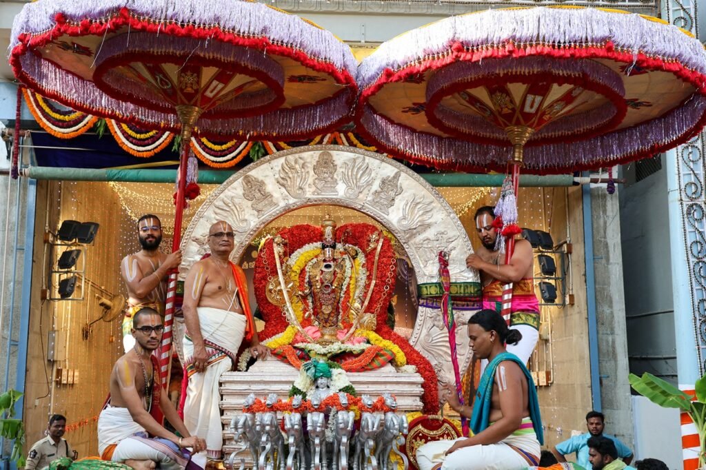 సూర్య కిరణాల తేజస్సులో విరాజిల్లిన శ్రీ కోదండరాముడు