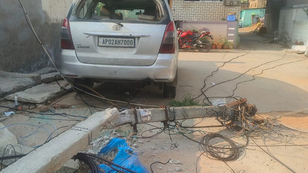 బి.కొత్తకోటలో కారుపై పడ్డ విద్యుత్ స్తంభం తప్పిన ప్రమాదం..