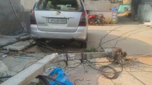 బి.కొత్తకోటలో కారుపై పడ్డ విద్యుత్ స్తంభం తప్పిన ప్రమాదం..