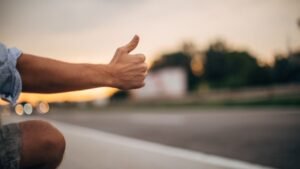 లిఫ్ట్ అడిగాడు…. ఇచ్చినవారు సర్వం దోచేశారు చివరకు…!