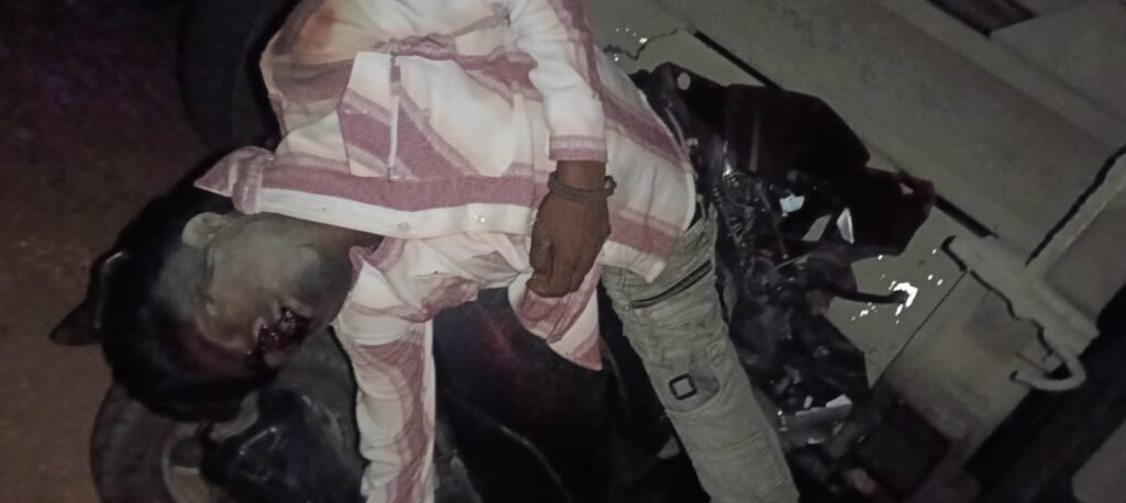 ఆగి ఉన్న లారీని ఢీకొన్న ద్విచక్ర వాహనం.