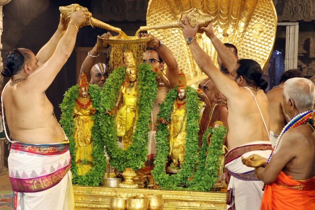 తిరుమల శ్రీవారి ఆలయంలో వైభ‌వంగా శ్రీ సీతారామ లక్ష్మణ సమేత హనుమంతులవారికి స్న‌ప‌న తిరుమంజ‌నం