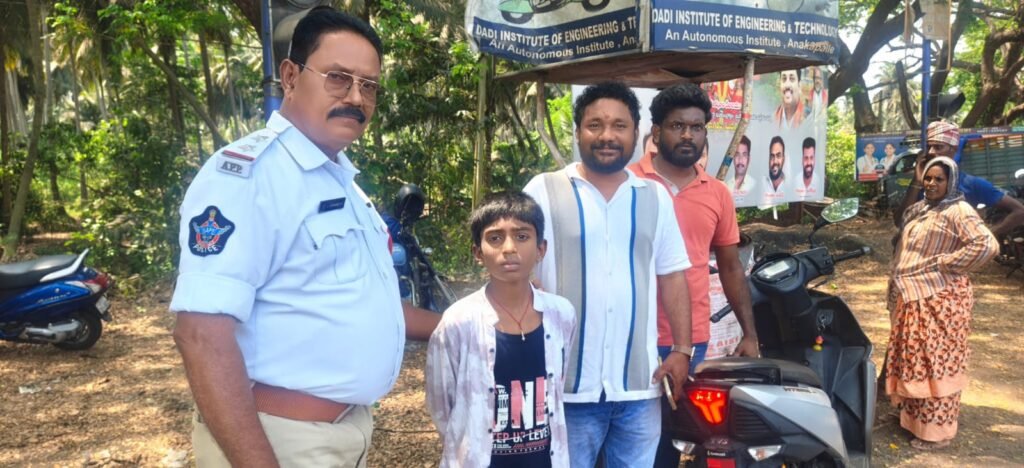 తప్పిపోయిన బాలుడిని తల్లిదండ్రుల చెంతకు చేర్చిన అనకాపల్లి ట్రాఫిక్ పోలీసులు