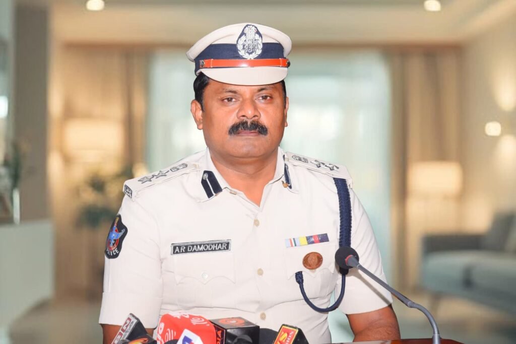 తండ్రిని చంపిన తనయుడికి జీవిత ఖైదు, జరిమాన