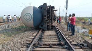 పట్టాలు తప్పిన మిల్క్ ట్యాంకర్ బోగి