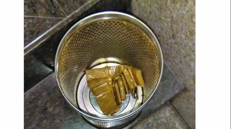 చెత్తకుప్పలో బంగారం