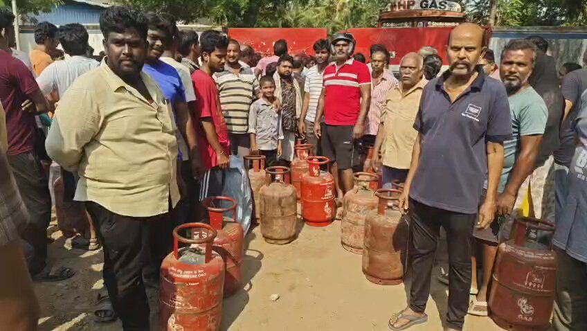 బాలాజీ గ్యాస్ కంపెనీ వద్ద వినియోగదారుల ఆందోళన