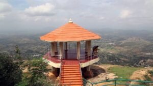 ప్రముఖ పర్యాటక కేంద్రం హార్సిలీ హిల్స్ పై ఆటో బోల్తా