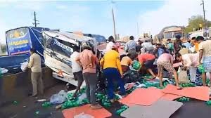 నెల్లూరు జాతీయ రహదారిపై కూల్ డ్రింక్స్ లారీ బోల్తా..!