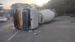 ద్విచక్ర వాహనాన్ని ఢీకొన్న సిమెంట్ మిక్సింగ్ లారీ