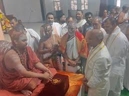 శృంగేరి శారదా పీఠం ఉత్తరాధికారిని మర్యాదపూర్వకంగా కలిసిన టీటీడీ ఈవో