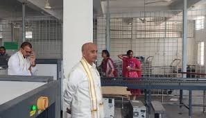 అలిపిరి వద్ద భక్తుల లగేజి కౌంటర్‌ను పరిశీలించిన టీటీడీ ఈవో