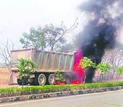 టిప్పర్ లారీలో మంటలు.. చూస్తుండగానే దగ్ధం