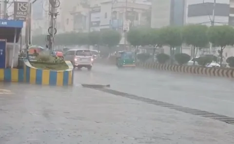 స్వల్ప వర్షానికే చెరువులుగా మారుతున్న వీధులు