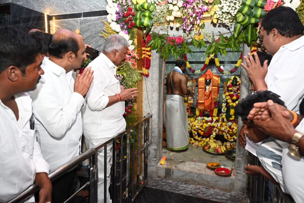 గ్రామీణ ప్రజలు ఆధ్యాత్మీకంవైపు-మాజీ మంత్రి పెద్దిరెడ్డి