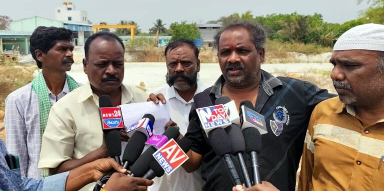 రూ.2 కోట్లు విలువ చేసే ప్రభుత్వ భూమి కబ్జా