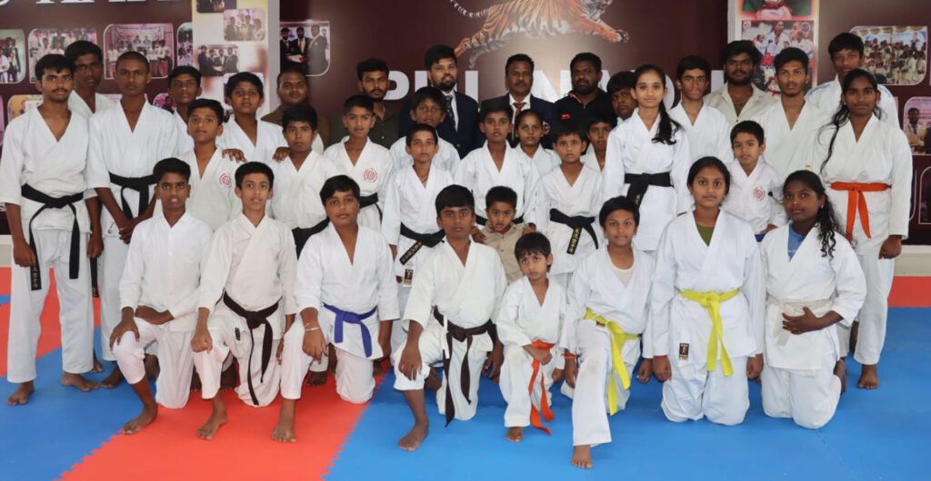 కరాటేలో విద్యార్థుల ప్రతిభ