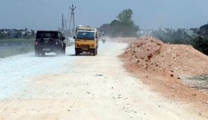 మరమ్మతుల పేరుతో రోడ్డును తవ్వి వదిలేశారు