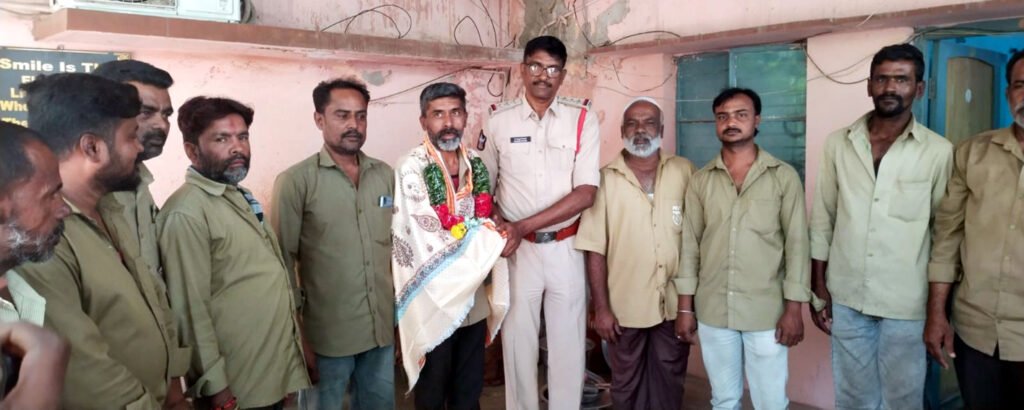 ఆటోడ్రైవర్‌ అఫ్సర్‌కు సన్మానం