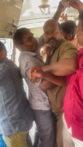 సీటుపై కుర్చుందని వృద్ధురాలిపై కండక్టర్‌ దాడి