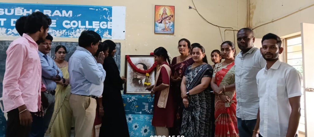 డాక్టర్‌ బాబాసాహెబ్‌ అంబేద్కర్‌ను ఆదర్శంగా తీసుకోవాలి