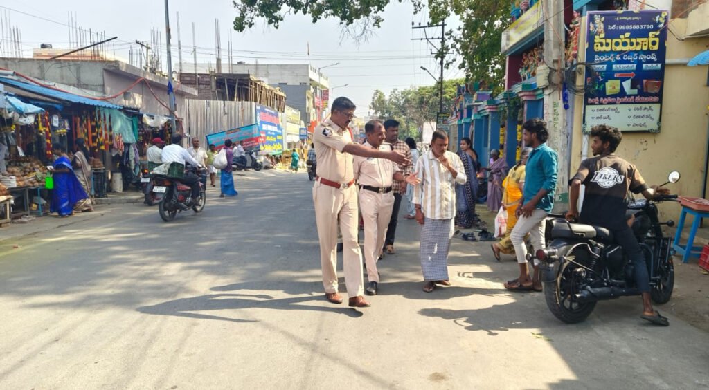 ట్రాఫిక్‌కు ఇబ్బందులు కలిగిస్తే కేసులు, జరిమానాలు