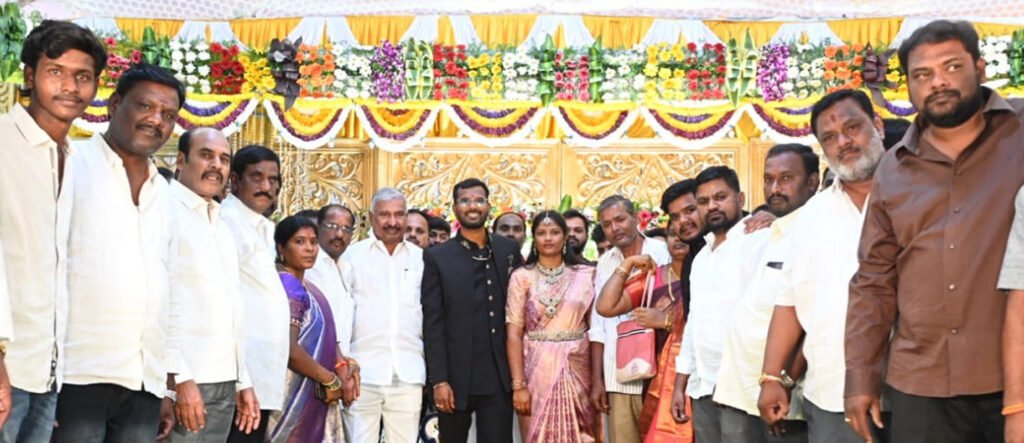వధువరులను ఆశీర్వధించిన ఎమ్మెల్యే పెద్దిరెడ్డి రామచంద్రారెడ్డి