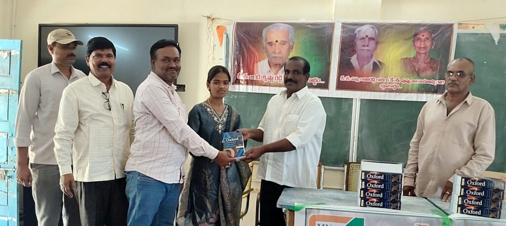 ఉత్తమ విద్యార్థులకు డిక్షనరీలు ప్రధానం