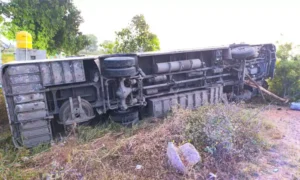 లారీని తప్పించబోయి ఆర్టీసీ బస్సు బోల్తా