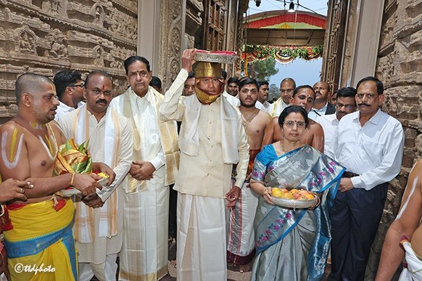 ఒంటిమిట్ట శ్రీ కోదండ‌రామునికి పట్టువస్త్రాలు సమర్పించిన రాష్ట్ర ముఖ్య‌మంత్రి