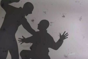 నిండు గర్బిణి పై సొంత అన్నదమ్ముల దాడి.