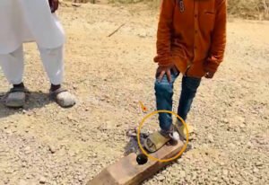 విద్యార్థిని గొలుసులతో బంధించిన స్కూల్ నిర్వహకులు